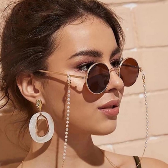 2 ways Eyeglasses/Mask Goldtone Pearl Chain - Picture 2 of 2